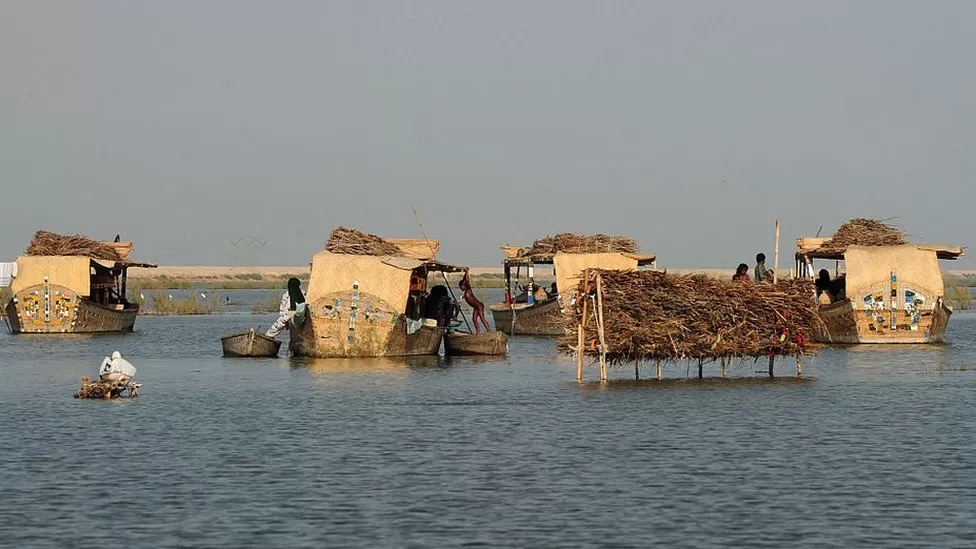 Pakistan authorities are struggling to contain their biggest lake from bursting its banks after a last-ditch attempt to drain it failed.
