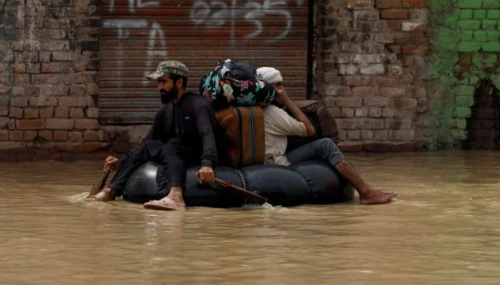 Govt to cut PSDP by Rs150b for relief as Pakistan continues battle againt deadly floods
