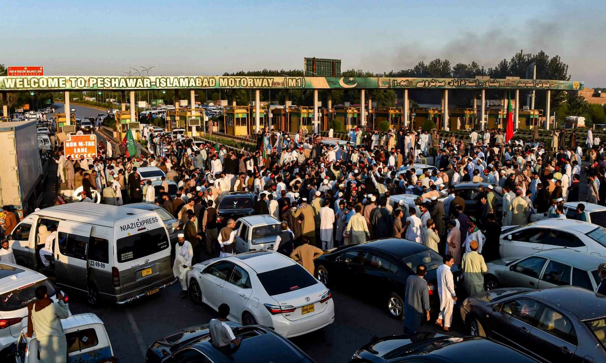 Islamabad police told not to directly fire teargas shells at long march protesters