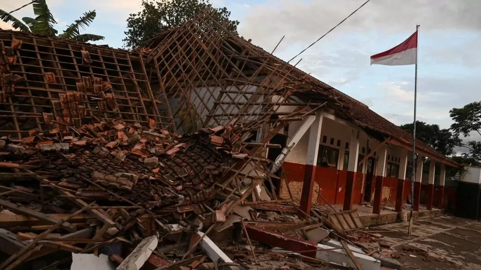 An earthquake on the main Indonesian island of Java has killed scores of people and injured hundreds, say officials.