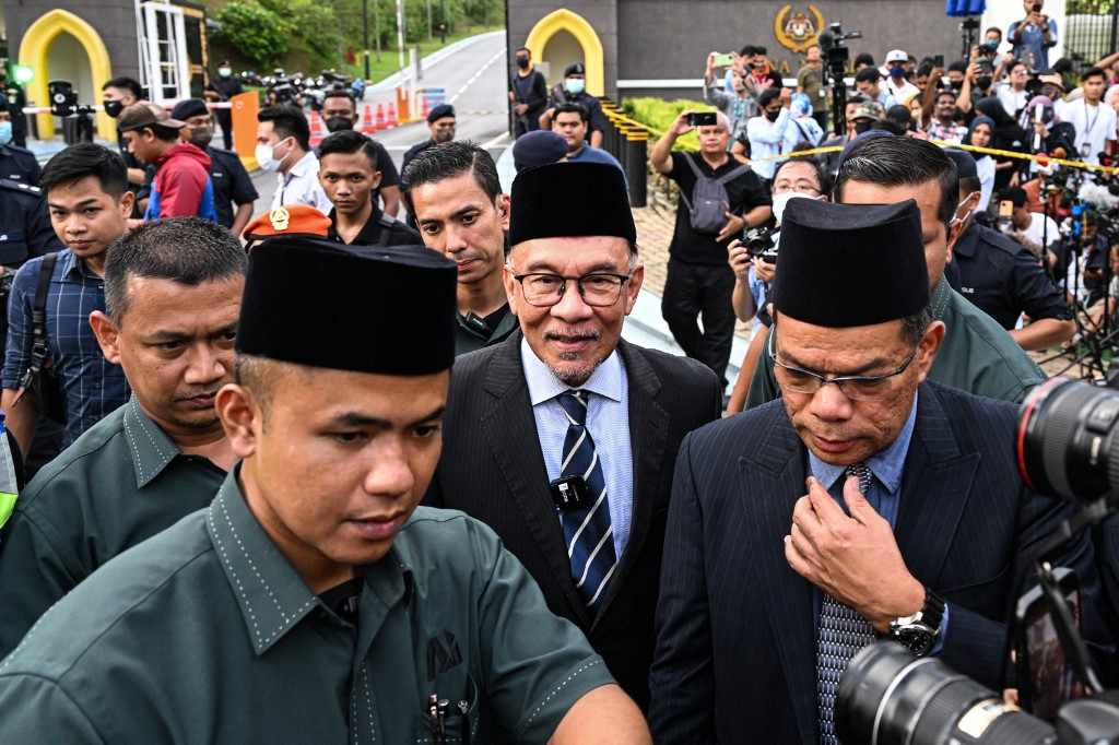 Malaysian king calls council of sultans to resolve election crisis