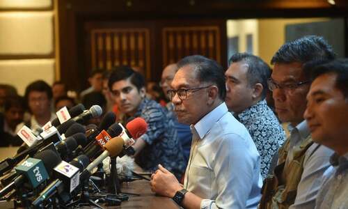 Anwar in talks with rivals despite anti-graft pledge