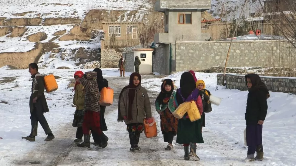 Taliban ministers have told a senior UN official they plan to draw up new guidelines to allow Afghan women to work in some humanitarian operations.