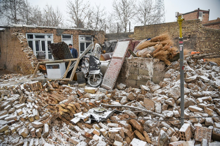 Three dead, over 800 injured as quake hits northwestern Iran