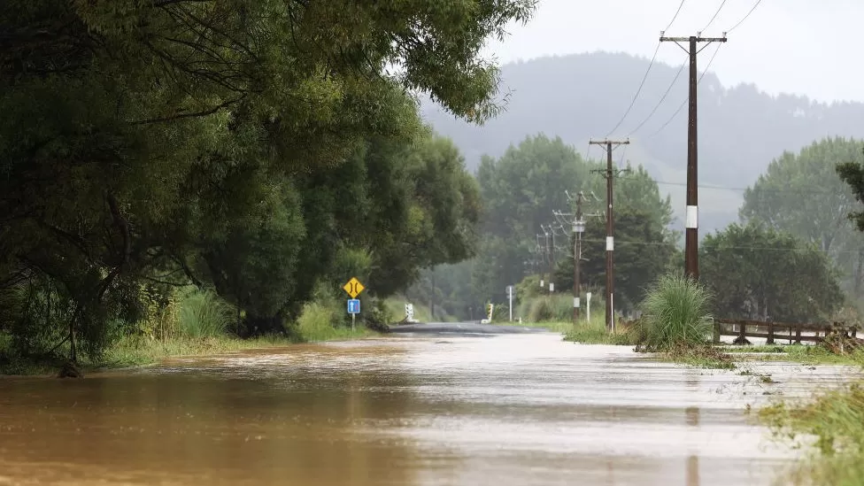 More heavy rainfall has brought havoc to the New Zealand city of Auckland, downing trees, flooding homes and closing major roads.