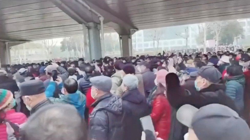 Crowds of retirees in China have again taken to the streets to protest against cuts to their medical benefits.