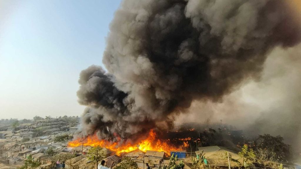 Bangladesh authorities are investigating the cause of a massive fire in a Rohingya refugee camp which has left 12,000 people without shelter.