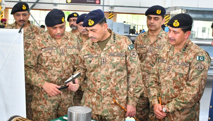 Army chief visits HIT, deems it ‘modern defence production establishment’