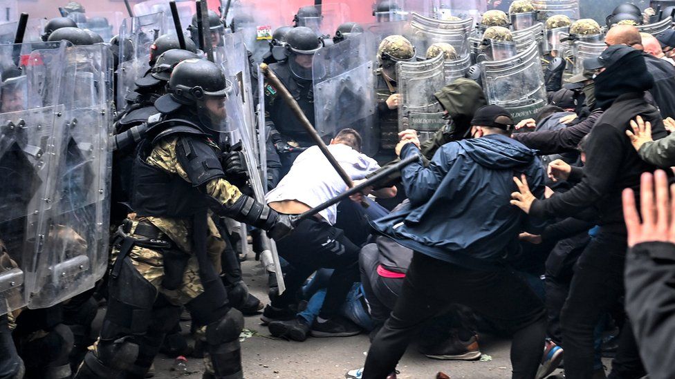 The US has announced measures against Kosovo for ignoring its advice to avoid raising tensions in majority-Serb northern areas.