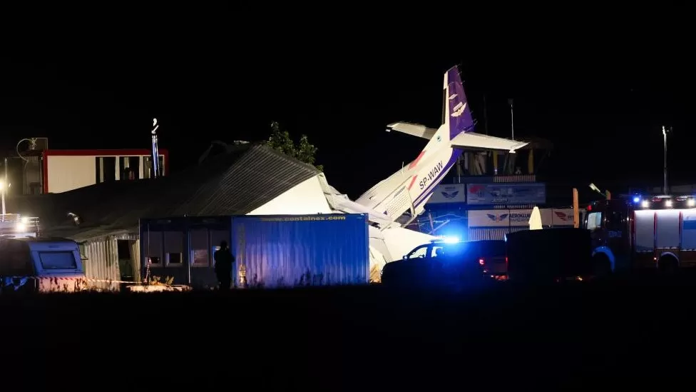 A small plane has crashed into a hangar at an airfield near the Polish capital Warsaw, killing five people including its pilot, officials say.