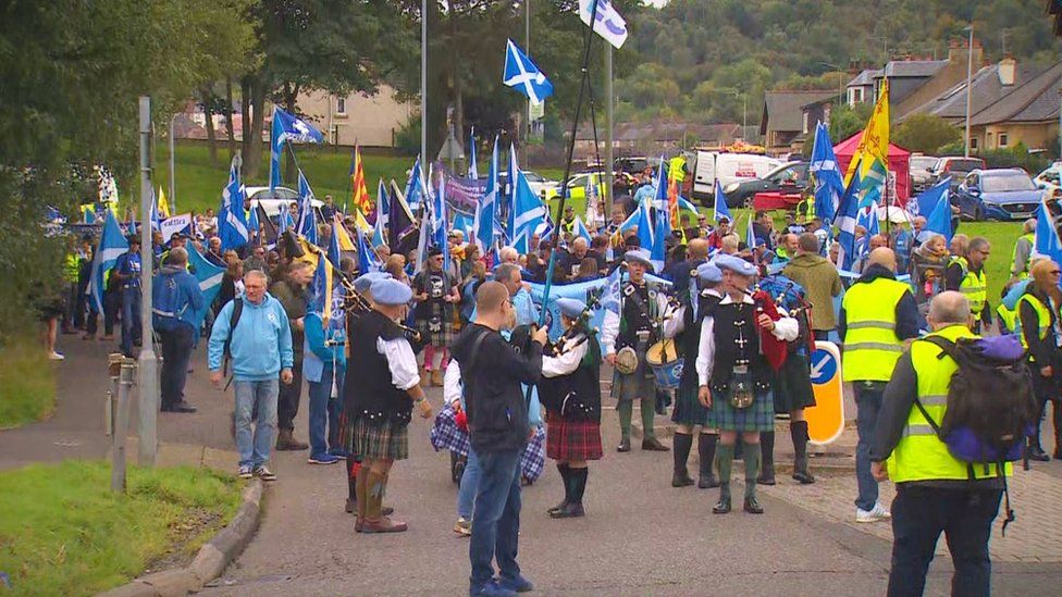 Hundreds of independence supporters have marched through the streets of Falkirk in support of independence.
