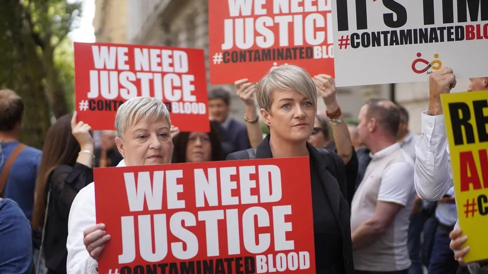 The UK government has narrowly lost a vote on a plan to set up a compensation scheme for the victims of the NHS infected blood scandal.