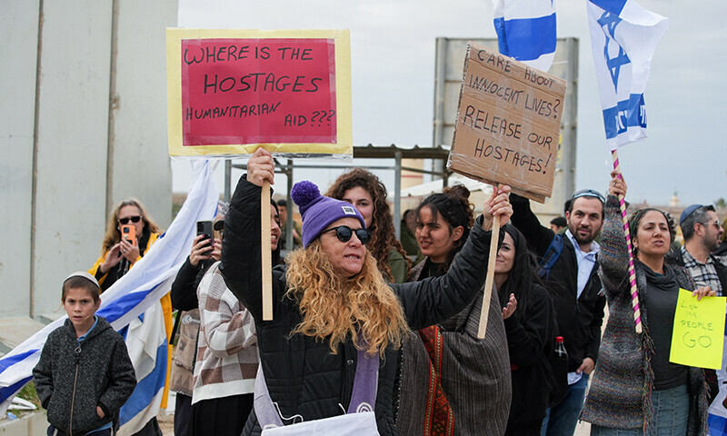 Israeli protesters block aid trucks into Gaza