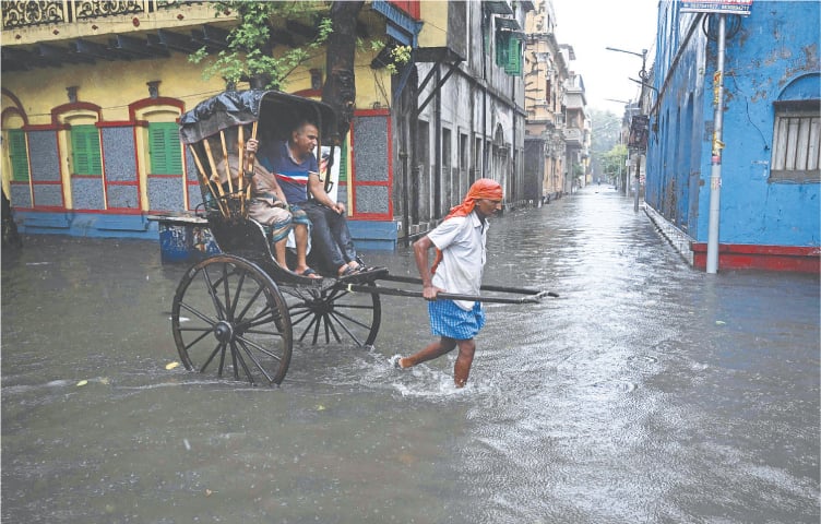 Sixteen killed after cyclone batters Bangladesh and India